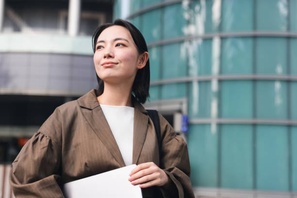 portrait of young asian business woman in outdoors - 仕事 ストックフォトと画像